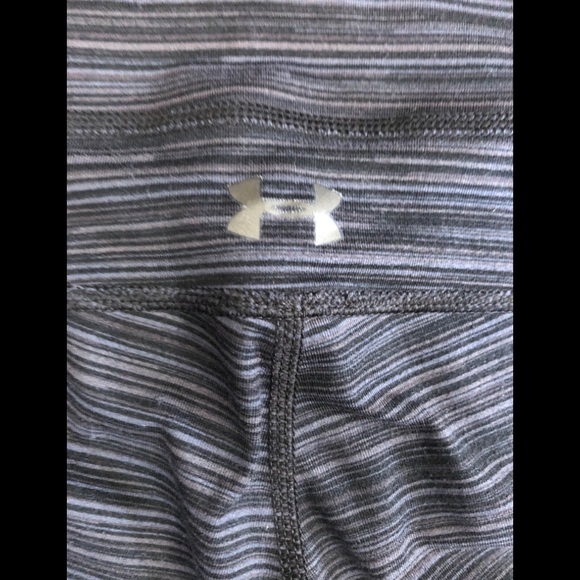 🏋️‍♀️ Under Armour Gray Black Capris - Size S - Picture 7 of 7